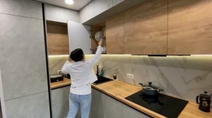 Трехъярусная кухня под потолок. Кухня с двумя пеналами по бокам