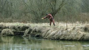 Рыбалка по открытой воде на закидушки на малой реке в январе - рыба есть!
