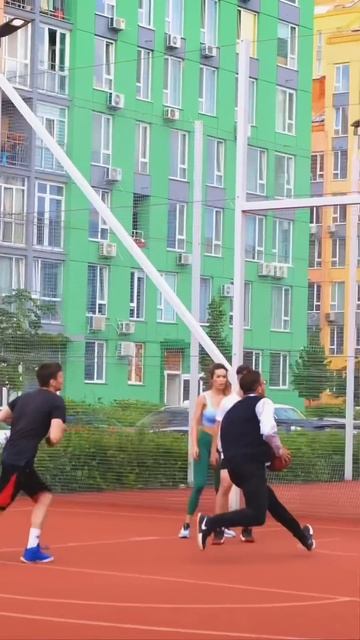 Ботан высчитал по формулам и грудкам как играть в Баскетбол 😅 Nerd Basketball Prank