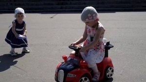 Детки катаются на машинке