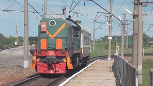 Тепловоз ТЭМ2-2674 с вагоном-путеизмерителем.