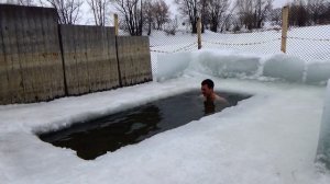 Первый раз ныряю в прорубь зимой. Ощущения