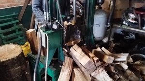 Вертикальный полуавтоматический дровокол Вакула. Колка дров.