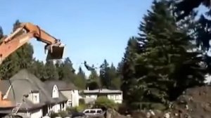 Экскаватор в роли карусели.