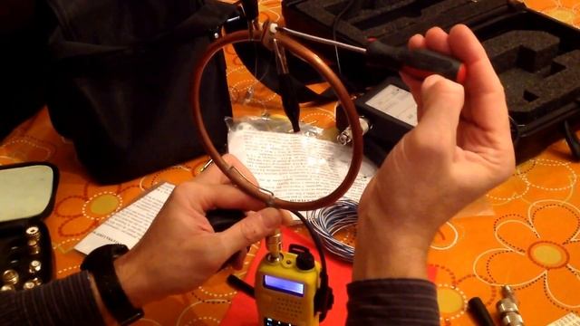 Loop magnetic 144 MHz with neon lamp resonance indicator ( low power UV5R ) by ik1vhx ;-) смотреть онлайн