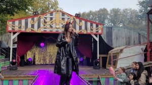 Stefania Liberakakis op 18 oktober 2023 in Walibi Holland - Wait No More