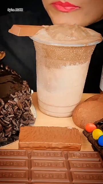ASMR EATING KITKAT MILKSHAKE ICECREAM #shorts #mukbang #kitkatmilkshake