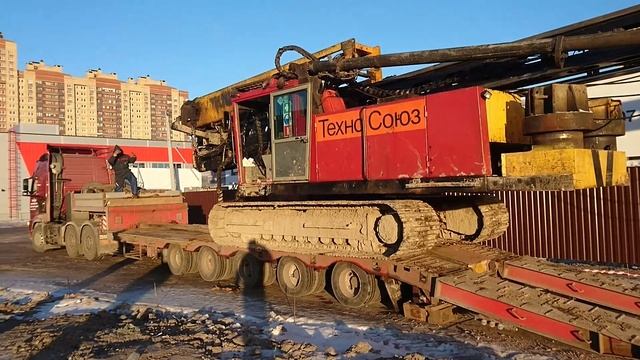 Погрузка сваебойной установки Junttan РМ 20 на трал