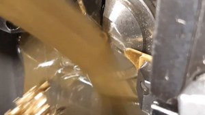 Изготавливаю втулки с накаткой из вязкой латуни на токарном станке с чпу
