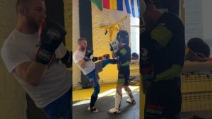 Комбинация двойка на руках с подшагом и ударом левой ноги в печень  💪🏻🥊