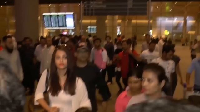 Poorly Trolled Aaradhya Bachchan Legs Problem For Not Walking Properly On Her 10th Birthday смотреть онлайн