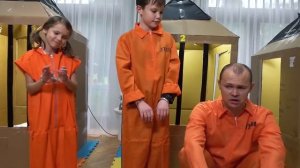 Макс и Катя в картонной тюрьме с папой #shorts