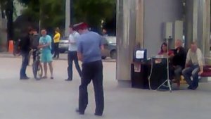 Мент танцует у ЦУМа Тюмени.mp4