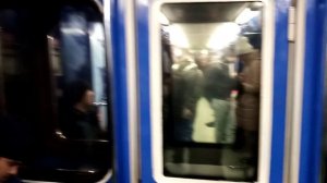 Новогодний поезд Метро метро Русич на Перегоне Арбатско-Покровской линии Площадь Революции - Курская