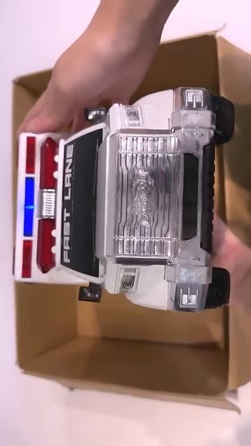 Машинка «Скорая помощь» в экстренном случае преодолевает склон смотреть онлайн