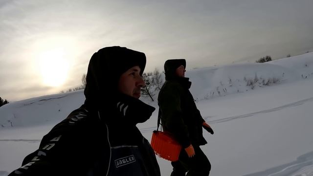 ПОСТАВИЛ ЖЕРЛИЦЫ У ДРУГА ЗА ОГОРОДОМ и вот РЕЗУЛЬТАТ! Ловля ЩУКИ на живца. Рыбалка на жерлицы 2022. смотреть онлайн
