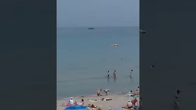 Страна Болгария город Созополь вид около парка через Центральный пляж на корабль Биг-бабу в море