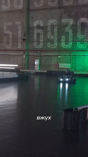 Да, там истребитель стоит!