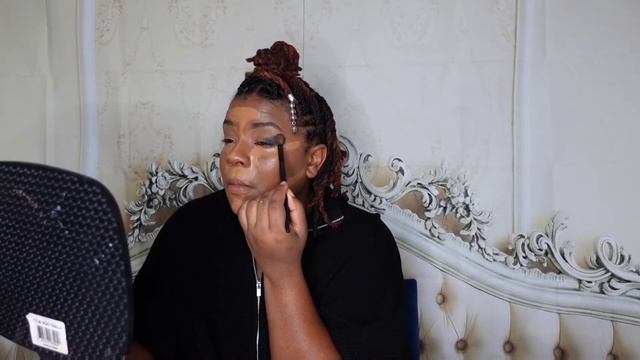 How to Make Smokey Eyes with a Makeup Tutorial, a Basic Makeup Tutorial, and Tips for Chatting