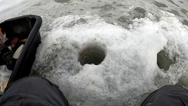 ЛОВЛЯ ЩУКИ на ЖЕРЛИЦЫ весной!!! Активная ЛОВЛЯ ЩУКИ на живца. Зимняя рыбалка по ПОСЛЕДНЕМУ ЛЬДУ! смотреть онлайн