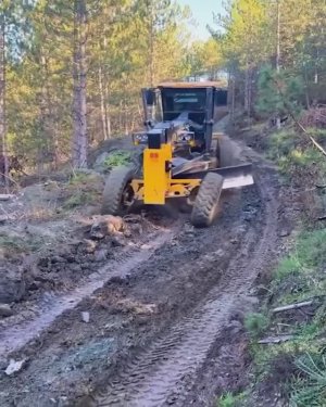 Грейдер John Deere 670 в работе