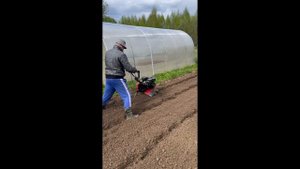 Вспашка грядок на даче мотокультиватором