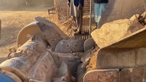 Строительство, дробление щебёнки