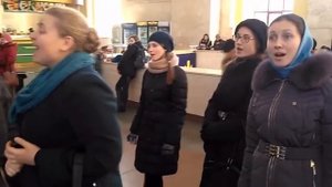 Песенный флешмоб на вокзале Харькова  Здорово спели