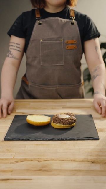 Идея бургера для завтрака с яйцом и авакадо от компании PROFMASTER смотреть онлайн