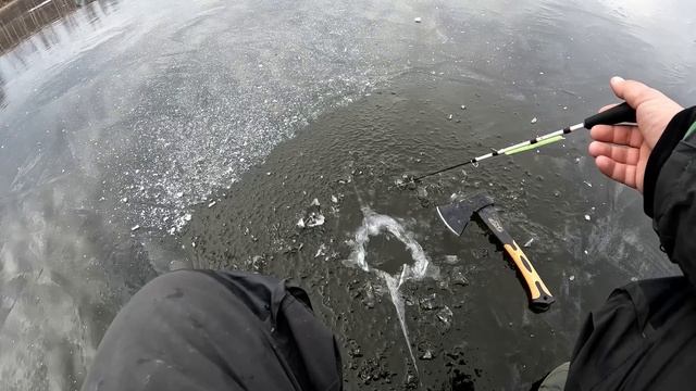 ПЕРВЫЙ ЛЁД 2023-24!!! ОТКРЫЛ СЕЗОН ЗИМНЕЙ РЫБАЛКИ 2023-24! ЛЁД ТРЕЩИТ! РОТАНЫ кинулись в рассыпную! смотреть онлайн