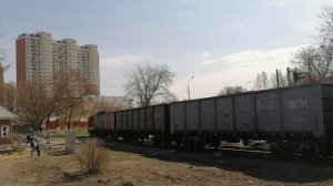 Тепловоз ЧМЭ3-2568 с грузовым поездом отправляется со ст. Новопролетарская.