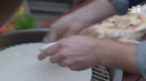 Использование камня для выпекания пиццы   Big Green Egg Видео инструкции