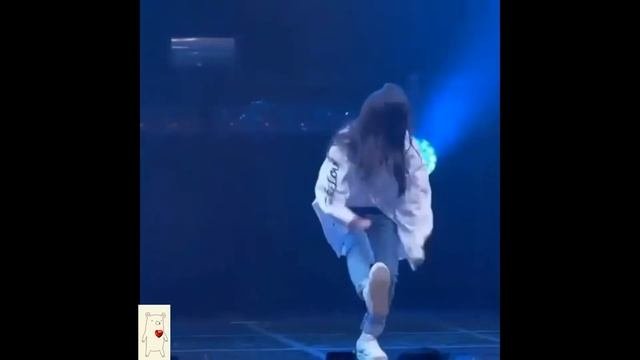 Девочка кореяночка красиво танцует!!