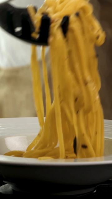 3, 2, 1... Trüffelpasta! 🍝💛 #shorts #trüffel #pasta #rezept смотреть онлайн