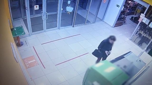 Присвоение забытых в банкомате денег обернулось для девушки уголовной статьей