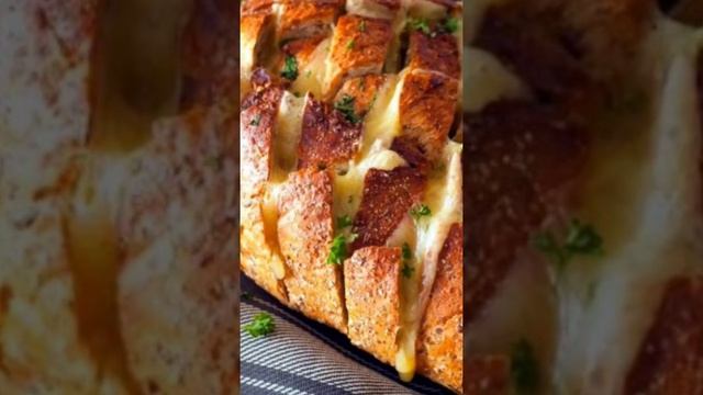 Хрустящий белый хлеб, пропитанный сливочным маслом, сыром и чесноком