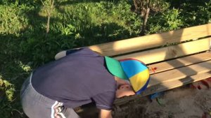 ДЕТИ ИГРАЮТ В ПЕСОЧНИЦЕ