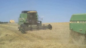 New Holland TX66 - 2 John Deere 1085