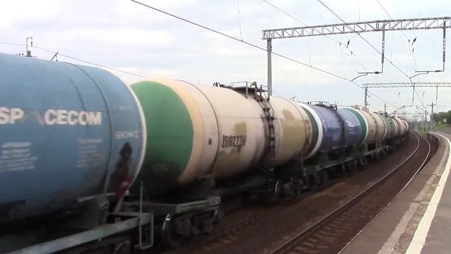 2М62У-0139 с грузовым поездом, платформа Калинина