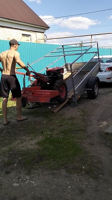 Тяжёлый дизельный мотоблок грузим в прицеп)