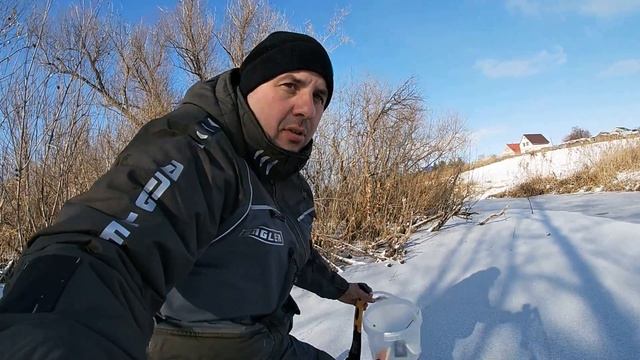 ПЕРВЫЙ ЛЁД 2021-2022!!! Только ОПУСТИЛ сразу КЛЮЁТ! Опасный лёд. Ловля окуня по самому первому льду. смотреть онлайн