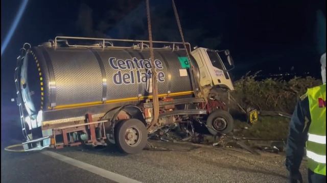 INCIDENTE CISTERNA LATTE AUTOSTRADA POLLA 24SETT смотреть онлайн