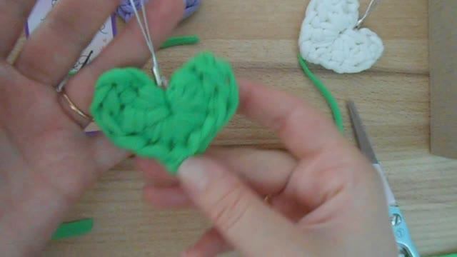 Сердечко-брелок из трикотажной пряжи. Вязаный брелок. МК Марьюшка