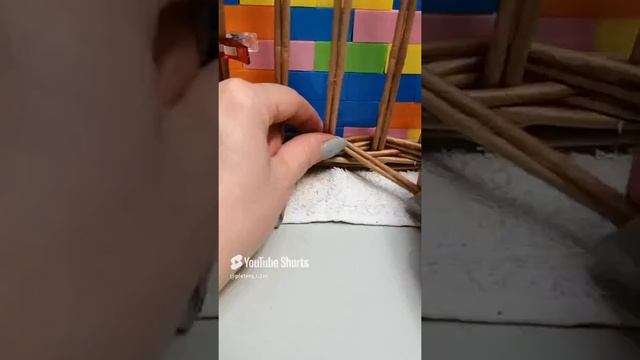 Из газетных трубочек японское послойное плетение #плетение #плетениеизбумажныхтрубочек #shorts