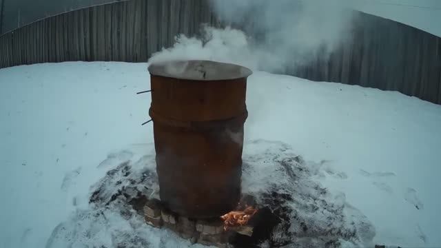 КОПЧЕНИЕ РЫБЫ В 200 ЛИТРОВОЙ БОЧКЕ.mp4