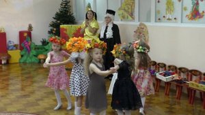 "Дефиле-танец с веночками" Г. Чебоксары, Мбдоу " Детский сад №144