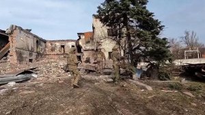 Под стратегически важным Красноармейском бок о бок с бойцами работает съемочная группа Первого