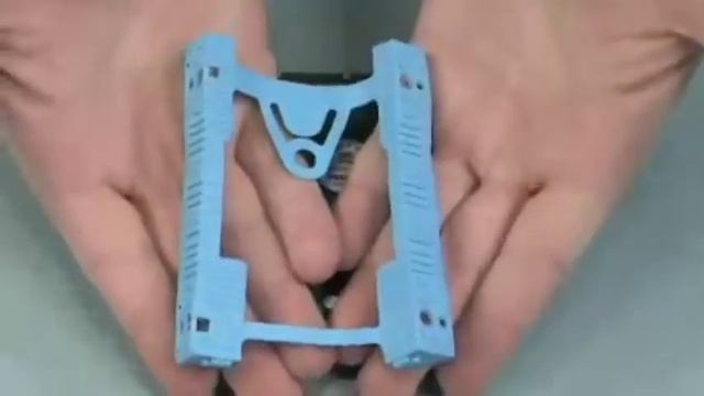 Austauschen der Festplattenhalterung | HP Support смотреть онлайн