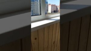 Отделка балкона деревянной вагонкой.