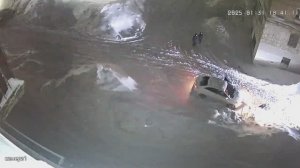 Как правильно выдергивать «китайца», который застрял в снегу. Шлагбаум